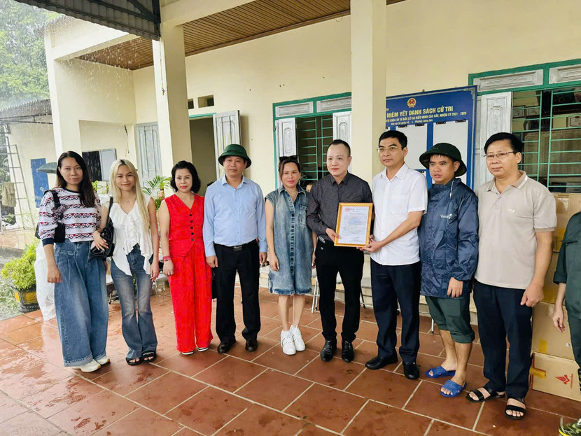 Đại diện UBND phường Phố Cò đón nhận món quà từ các nhà hảo tâm Đại diện UBND phường Phố Cò đón nhận món quà từ các nhà hảo tâm