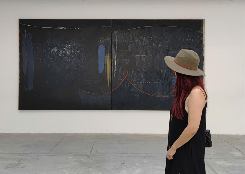 Người xem thưởng lãm tác phẩm tại triển lãm "Đất" Người xem thưởng lãm tác phẩm tại triển lãm "Đất"