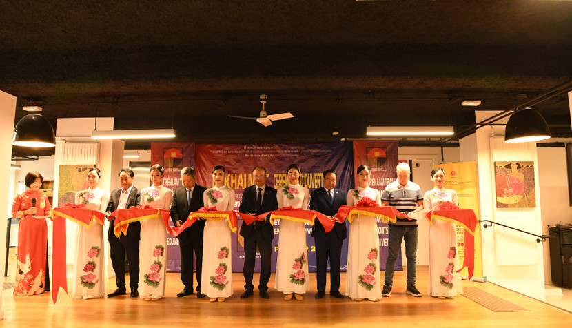 Các đại biểu cắt băng khai mạc triển lãm Các đại biểu cắt băng khai mạc triển lãm