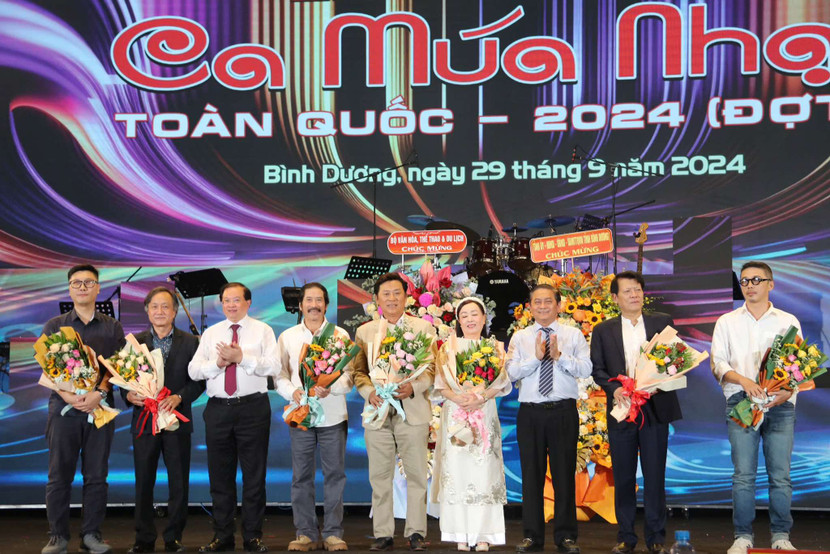 Tặng hoa Ban giám khảo liên hoan Tặng hoa Ban giám khảo liên hoan