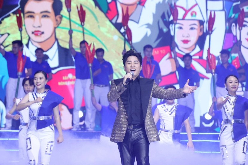 Ca sĩ Tùng Dương biểu diễn trong chương trình