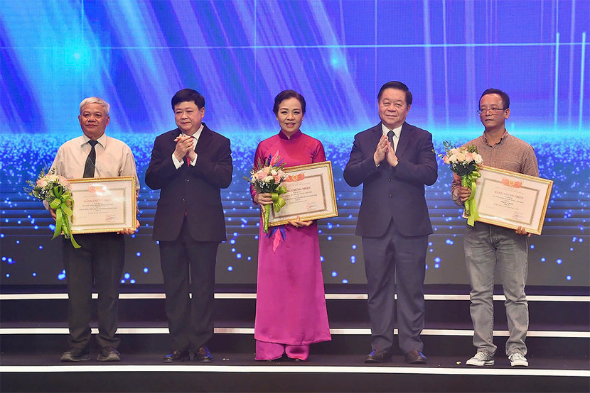 Trưởng Ban Tuyên giáo Trung ương Nguyễn Trọng Nghĩa (thứ 2 từ phải sang) và Chủ tịch Hội đồng Lý luận phê bình văn học nghệ thuật Trung ương Nguyễn Thế Kỷ (thứ 2 từ trái sang) trao tặng thưởng mức B. Ảnh: Thủy Nguyên