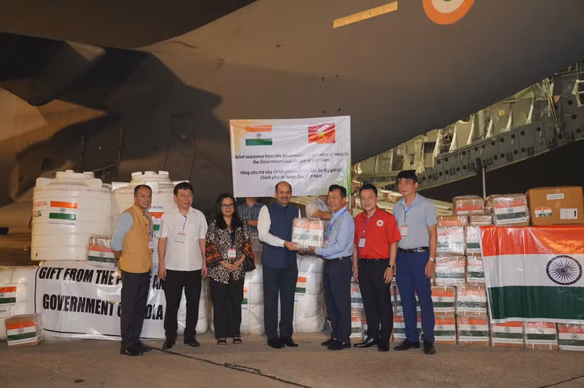 Hàng cứu trợ bao gồm các mặt hàng thiết yếu