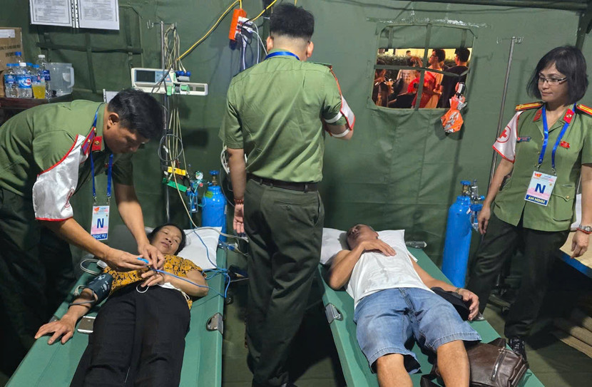 Cán bộ Bệnh viện Công an thành phố hỗ trợ người dân khó thở, tụt huyết áp