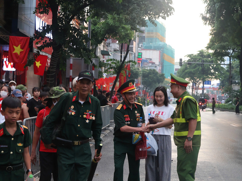 Lực lượng Công an Thủ đô đưa đón, hướng dẫn các bác cựu chiến binh, người cao tuổi đến nơi ưu tiên xem sự kiện A80 ngày 2-9...