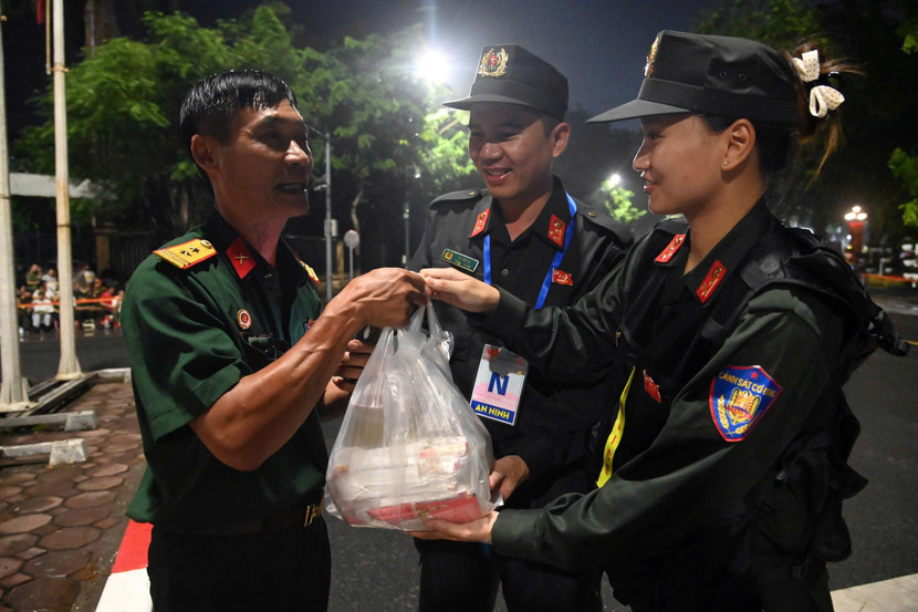 Chiến sĩ Cảnh sát cơ động tặng bữa tối cho các cựu chiến binh với lòng biết ơn sâu sắc