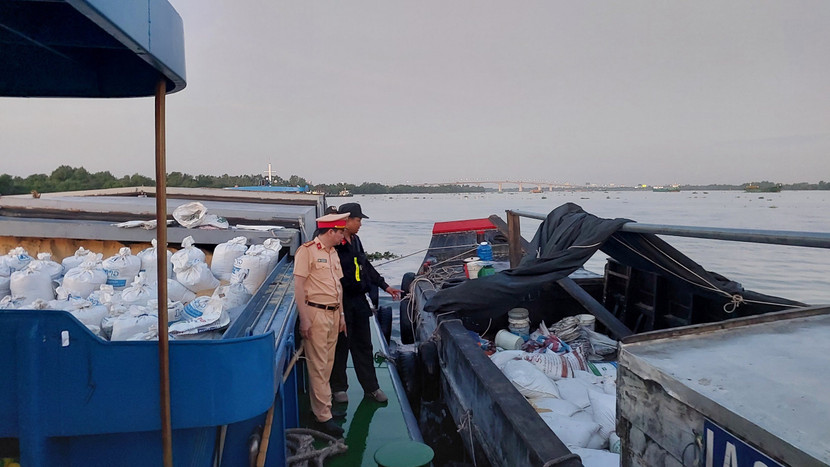 Các đối tượng đang vận chuyển từ sà lan xuống ghe gỗ để mang đi tiêu thụ thì bị phát hiện