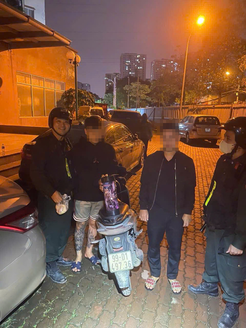 Hai thanh niên mang "khí cười" đi giao cho khách thì bị phát hiện