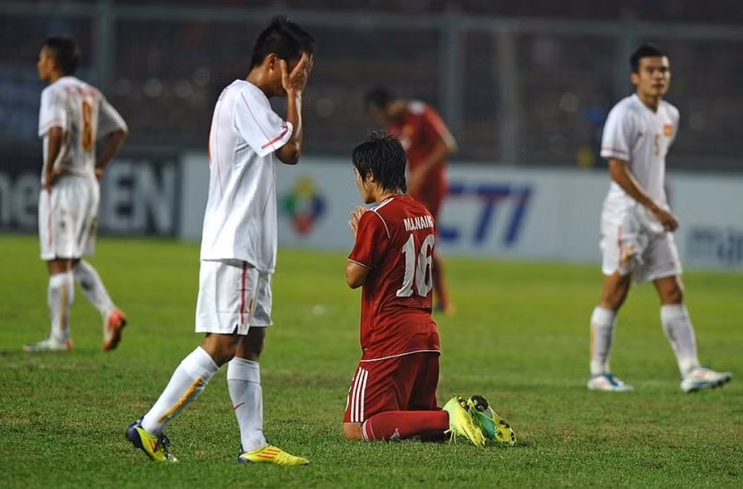 U23 Việt Nam (áo trắng) từng thảm bại 1-4 trước Myanmar tại SEA Games 2011