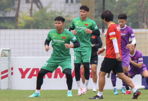 Văn Toản (bìa trái) tập luyện cùng U23 Việt Nam ngày 11-4