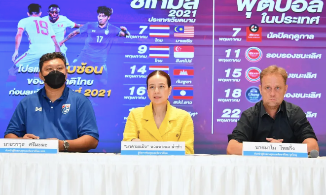 HLV Polking (bìa phải) trong ngày được chỉ định thay HLV Srimaka dẫn U23 Thái Lan dự SEA Games