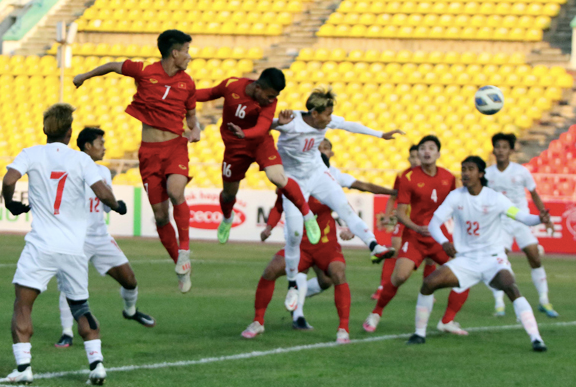 U23 Việt Nam (áo đỏ) thắng U23 Myanmar sát nút 1-0 tại vòng loại châu Á hồi tháng 11-2021