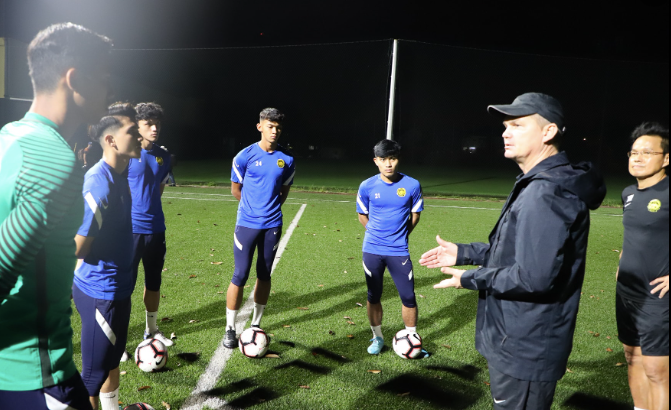 HLV Brad Maloney cùng 5 cầu thủ U23 Malaysia ở buổi tập đầu tiên (Ảnh: FAM) HLV Brad Maloney cùng 5 cầu thủ U23 Malaysia ở buổi tập đầu tiên (Ảnh: FAM)