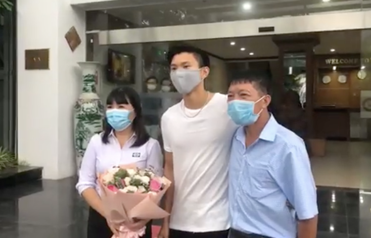 Đoàn Văn Hậu cùng bố chụp ảnh lưu niệm sáng 16-8