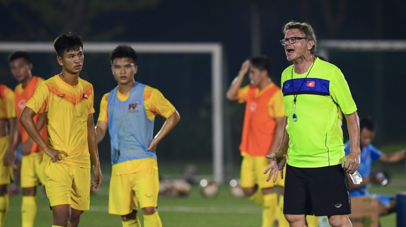 HLV Troussier cùng U19 Việt Nam trong một buổi tập lúc đêm muộn HLV Troussier cùng U19 Việt Nam trong một buổi tập lúc đêm muộn