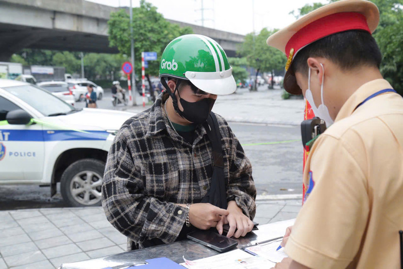 Rất cần sự tự giác của người cầm lái, nhưng cũng mong sự lên án của cả cộng đồng, để bức tranh giao thông ở Thủ đô Hà Nội bớt đi phần xấu xí