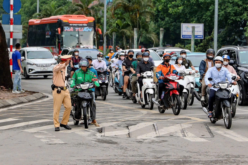 Giữa dòng xe hối hả, tài xế này vẫn có... "lối đi riêng"