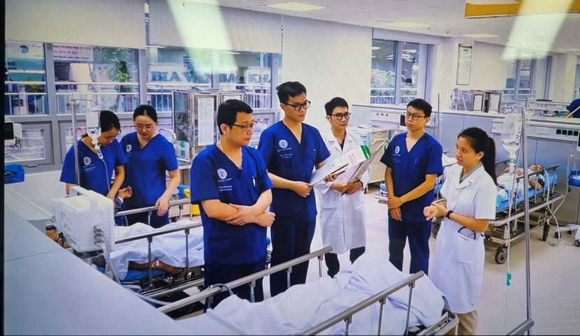 Các bác sĩ Bệnh viện 108 hội chẩn điều trị một bệnh nhân bị sốc nhiệt do tham gia giải chạy