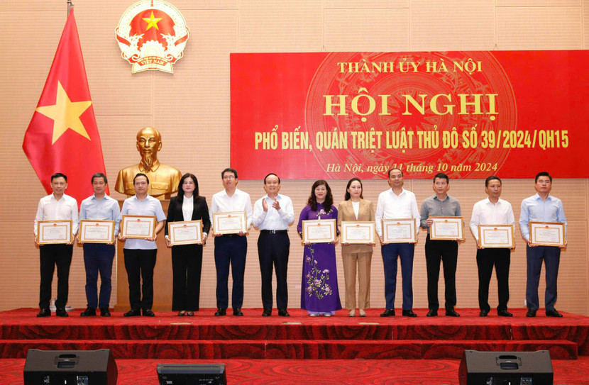 Chủ tịch HĐND thành phố Nguyễn Ngọc Tuấn trao bằng khen của UBND TP Hà Nội cho các tập thể Chủ tịch HĐND thành phố Nguyễn Ngọc Tuấn trao bằng khen của UBND TP Hà Nội cho các tập thể