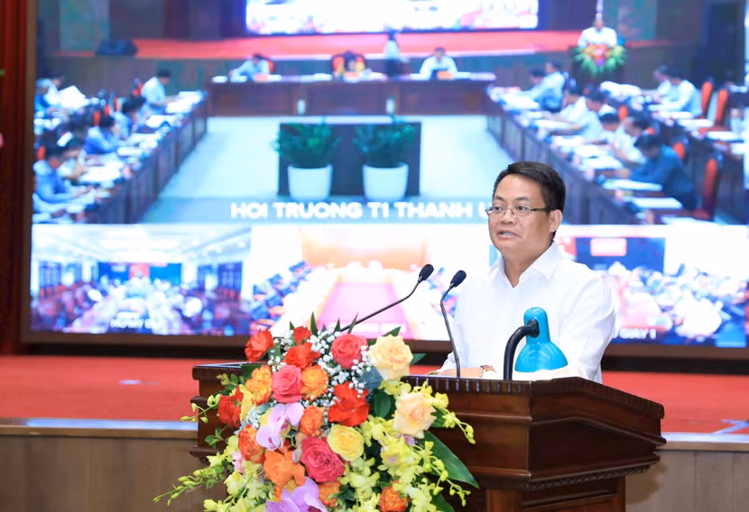 Giám đốc Sở Thông tin và Truyền thông Nguyễn Việt Hùng báo cáo