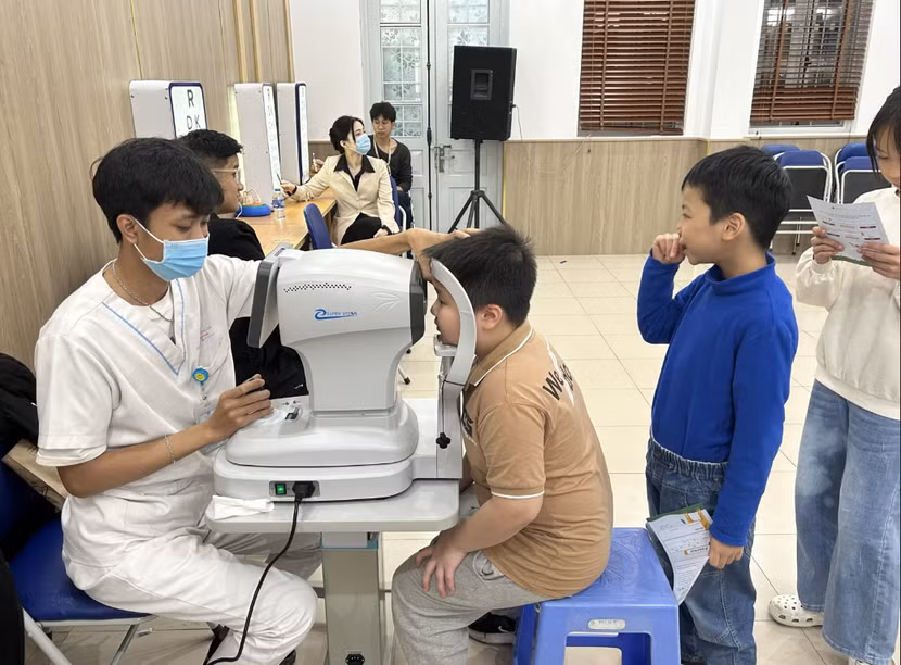 Khám mắt cho học sinh ở Hà Nội
