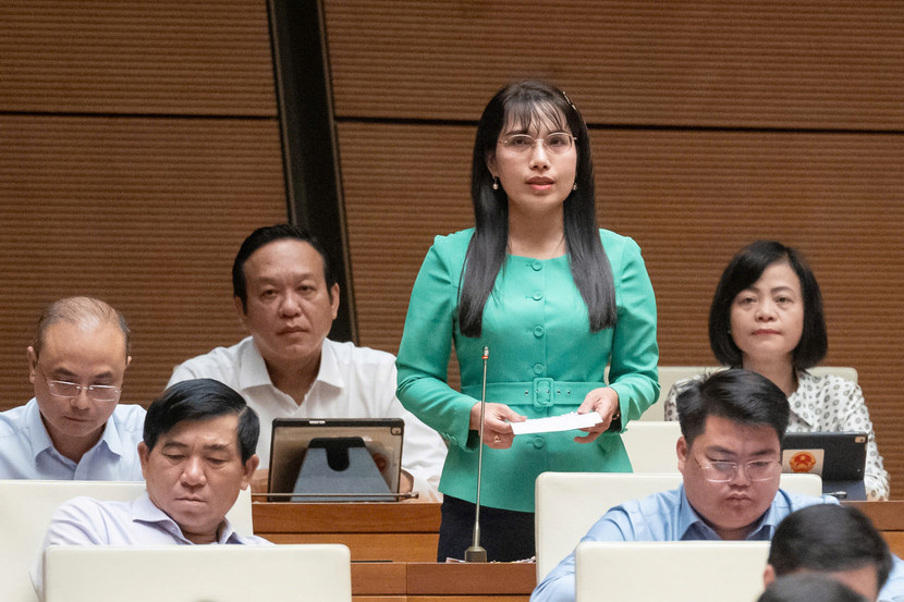 Đại biểu Châu Quỳnh Dao phát biểu thảo luận Đại biểu Châu Quỳnh Dao phát biểu thảo luận