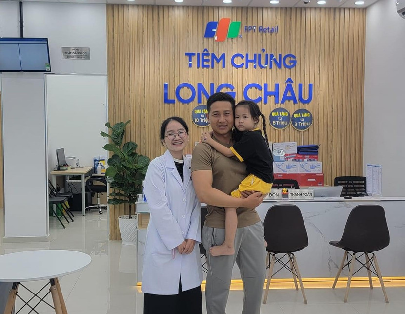 Bác sĩ FPT Long Châu chụp ảnh cùng bố con cháu bé ở Đà Nẵng sau khi trẻ được cấp cứu kịp thời
