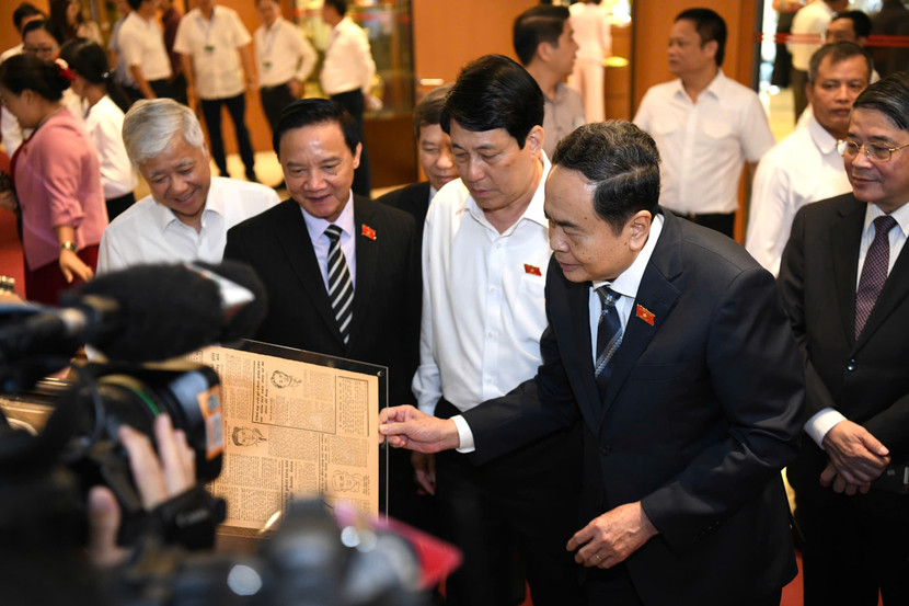 Chủ tịch Quốc hội Trần Thanh Mẫn dự triển lãm “Nhật báo Quốc hội” Chủ tịch Quốc hội Trần Thanh Mẫn dự triển lãm “Nhật báo Quốc hội”