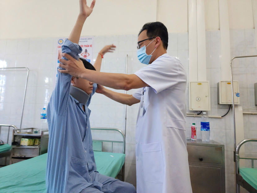 Bệnh nhân được kiểm tra vận động sau ca phẫu thuật (Ảnh: BVĐK tỉnh Hòa Bình)