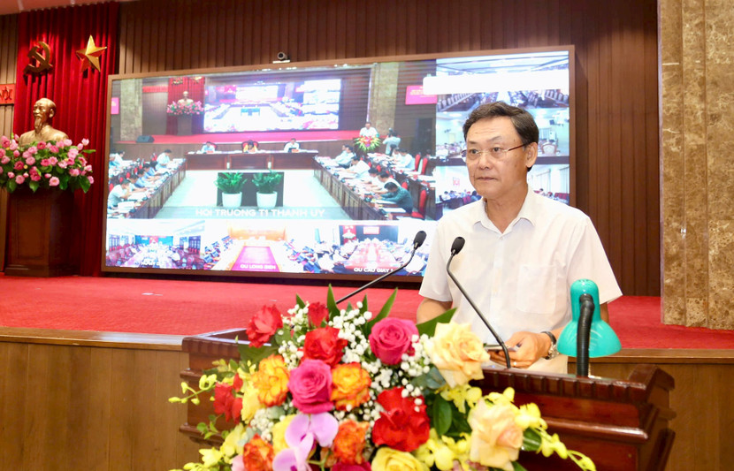 Giám đốc Sở Kế hoạch - Đầu tư Lê Anh Quân báo cáo