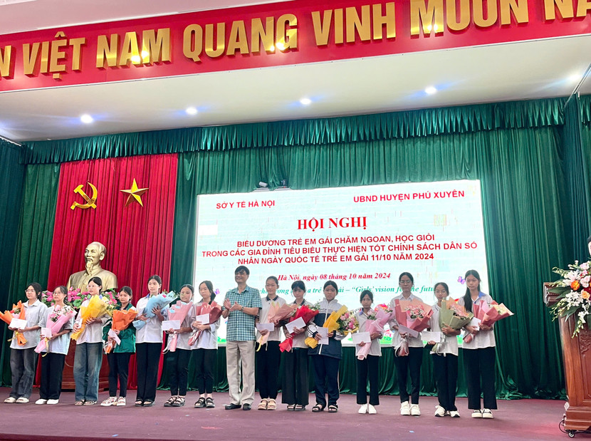 Ông Vũ Duy Hưng, Chi cục trưởng Chi cục Dân số Hà Nội biểu dương các trẻ em gái Ông Vũ Duy Hưng, Chi cục trưởng Chi cục Dân số Hà Nội biểu dương các trẻ em gái