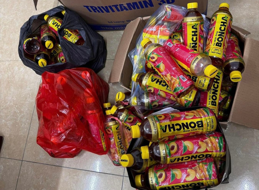 Các sản phẩm nước ngọt liên quan vụ ngộ độc được cơ quan chức năng thu nhận Các sản phẩm nước ngọt liên quan vụ ngộ độc được cơ quan chức năng thu nhận
