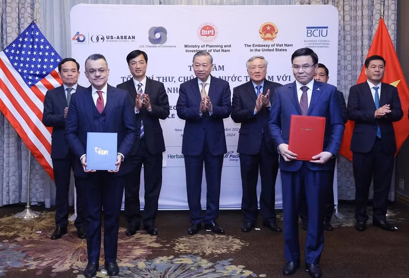 Tổng Bí thư, Chủ tịch nước Tô Lâm chứng kiến lễ trao thoả thuận hợp tác giữa Petrovietnam và Công ty Kellog Brown &amp; Root.