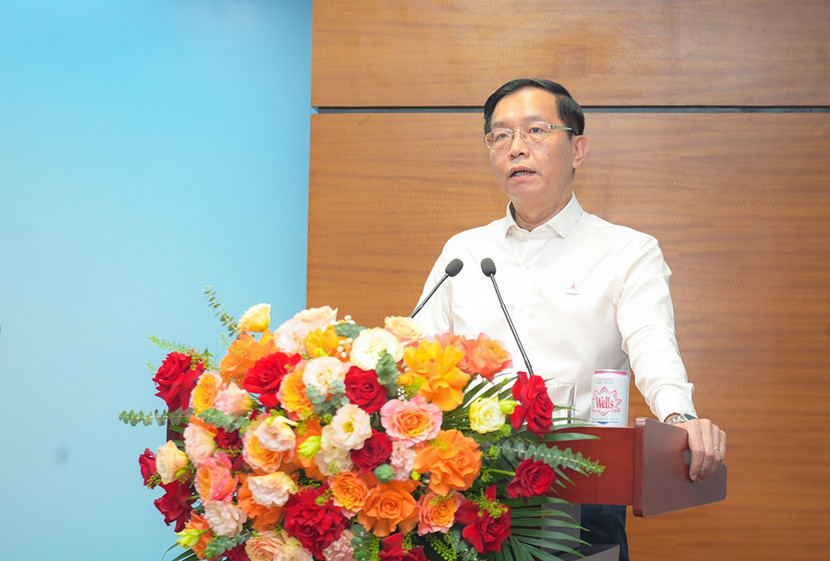 Đồng chí Trần Quang Dũng, Phó Bí thư Thường trực Đảng uỷ trình bày báo cáo đánh giá việc thực hiện phương châm hành động “Quản trị biến động, bổ sung động lực mới, làm mới động lực cũ, tạo nguồn năng lượng mới, vươn tới đỉnh cao mới” trong 6 tháng đầu năm của Petrovietnam Đồng chí Trần Quang Dũng, Phó Bí thư Thường trực Đảng uỷ trình bày báo cáo đánh giá việc thực hiện phương châm hành động “Quản trị biến động, bổ sung động lực mới, làm mới động lực cũ, tạo nguồn năng lượng mới, vươn tới đỉnh cao mới” trong 6 tháng đầu năm của Petrovietnam