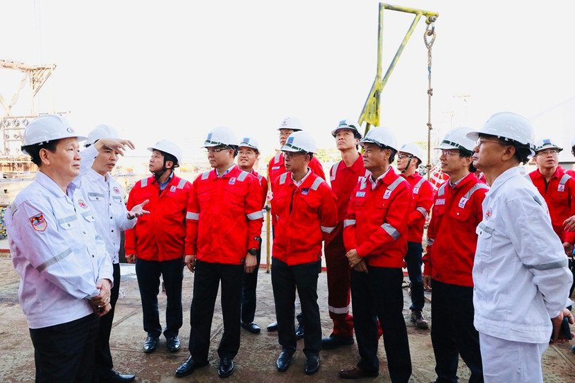 Chủ tịch HĐTV Petrovietnam Lê Mạnh Hùng nghe báo cáo về dự án. Chủ tịch HĐTV Petrovietnam Lê Mạnh Hùng nghe báo cáo về dự án.