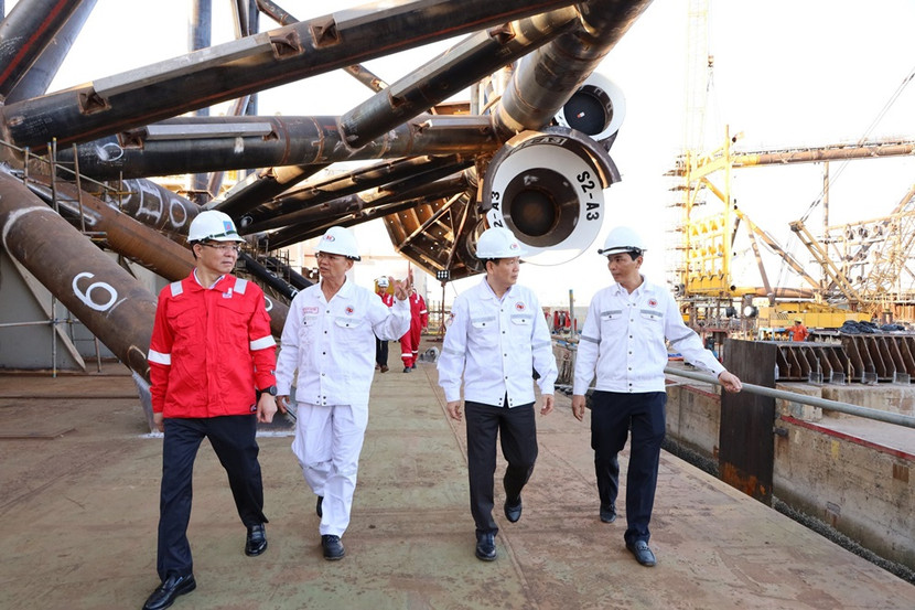 Chủ tịch HĐTV Petrovietnam Lê Mạnh Hùng thị sát công trường dự án. Chủ tịch HĐTV Petrovietnam Lê Mạnh Hùng thị sát công trường dự án.