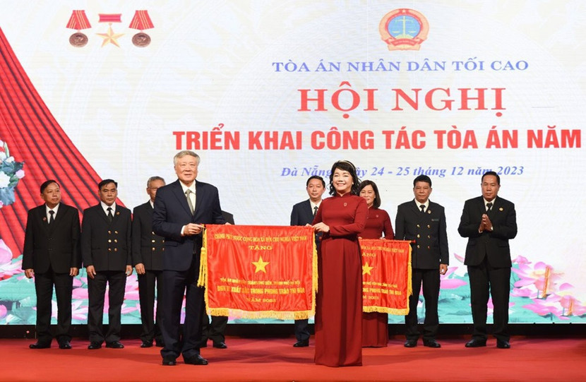 Hoàn thành xuất sắc nhiệm vụ năm 2023, TAND quận Long Biên được nhận Cờ thi đua Chính phủ.