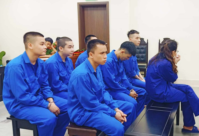 Các bị cáo trong vụ án bị đưa ra xét xử tại tòa.