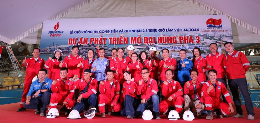 Tập thể CBCNV tham gia dự án thể hiện quyết tâm hoàn thành dự án vượt tiến độ đề ra. Tập thể CBCNV tham gia dự án thể hiện quyết tâm hoàn thành dự án vượt tiến độ đề ra.