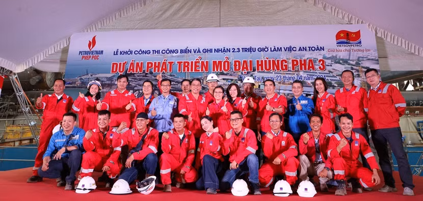 Tập thể CBCNV tham gia dự án thể hiện quyết tâm hoàn thành dự án vượt tiến độ đề ra.