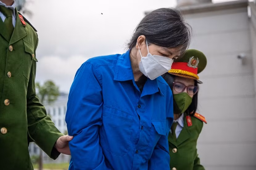 Bị cáo Nguyễn Thị Thanh Thuỷ bị dẫn giải tới phiên xử.