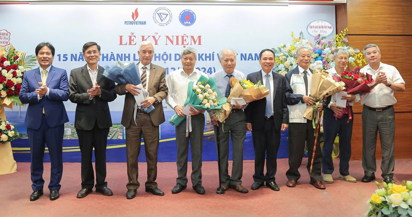 Lãnh đạo Hội DKVN tặng hoa tri ân các đồng chí nguyên lãnh đạo Hội DKVN vì những đóng góp to lớn trong sự nghiệp xây dựng và phát triển Hội.