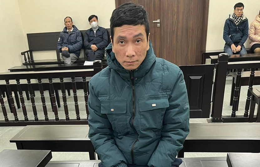 Lê Sỹ Lĩnh bị đưa ra xét xử tại phiên tòa. Lê Sỹ Lĩnh bị đưa ra xét xử tại phiên tòa.