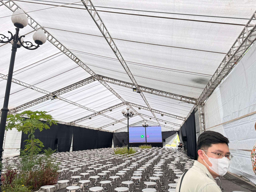 Tòa án nhân dân thành phố Hà Nội dựng thêm nhà bạt nhưng chỉ có số ít bị hại đến dự tòa.