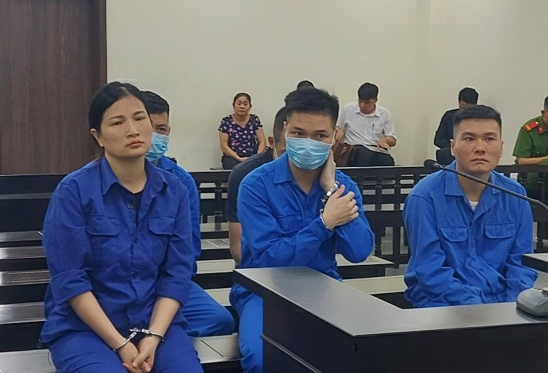 Các bị cáo bị đưa ra xét xử tại phiên tòa.