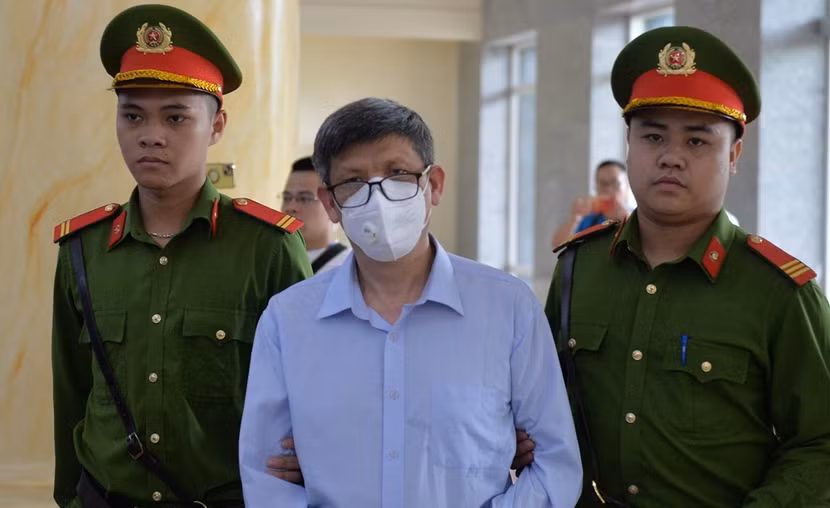 Cựu Bộ trưởng Bộ Y tế Nguyễn Thanh Long bị dẫn giải tới phiên tòa phúc thẩm.