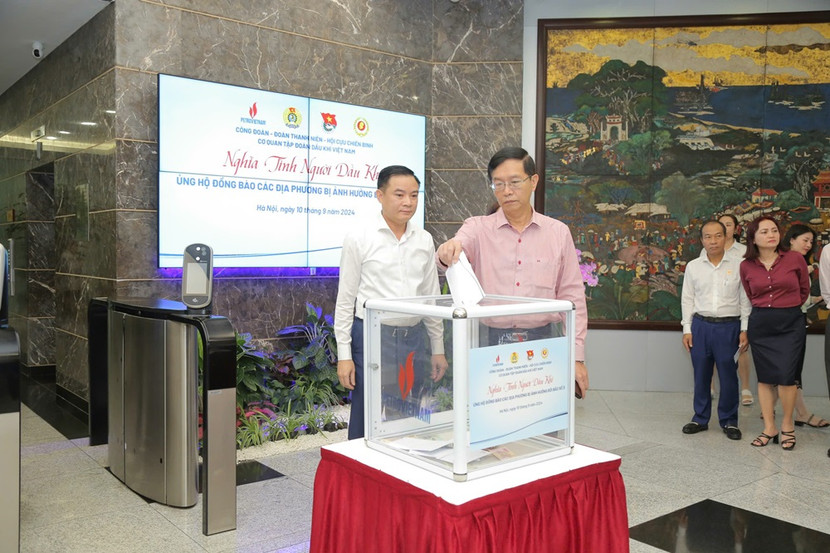 Lãnh đạo và cán bộ, công nhân viên Cơ quan Tập đoàn Dầu khí Việt Nam tham gia quyên góp, ủng hộ. Lãnh đạo và cán bộ, công nhân viên Cơ quan Tập đoàn Dầu khí Việt Nam tham gia quyên góp, ủng hộ.