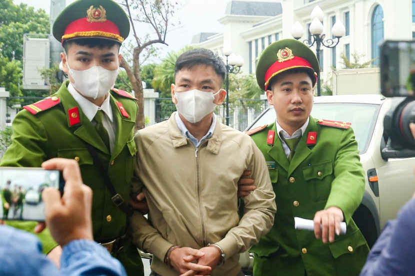 Vũ Đình Hiệp - Phó tổng giám đốc Công ty Việt Á bị dẫn giải tới phiên tòa. Vũ Đình Hiệp - Phó tổng giám đốc Công ty Việt Á bị dẫn giải tới phiên tòa.