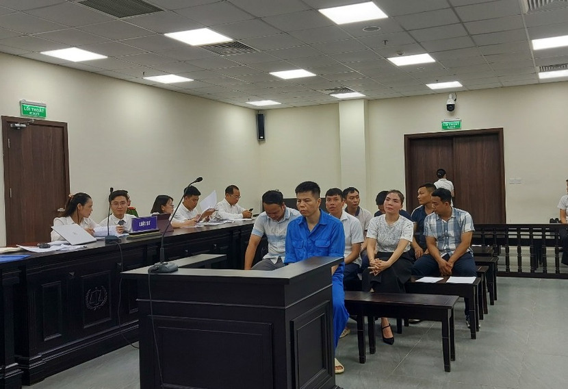 Các bị cáo bị đưa ra xét xử tại phiên tòa.