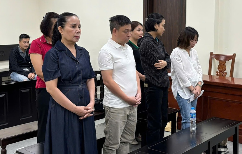 Nguyễn Bích Thủy (ngoài cùng, bên trái) cùng đồng phạm tại phiên tòa. Nguyễn Bích Thủy (ngoài cùng, bên trái) cùng đồng phạm tại phiên tòa.